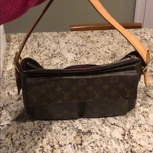 Adjustable Louis Vuitton shoulder bag